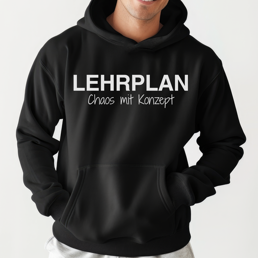 Schwarzer Hoodie mit weißer Aufschrift "LEHRPLAN Chaos mit Konzept" - originelles Lehrergeschenk und stylischer Hoodie für Lehrerbedarf.