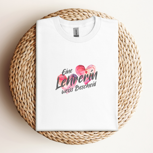 T-Shirt Eine Lehrerin Weiss Bescheid
