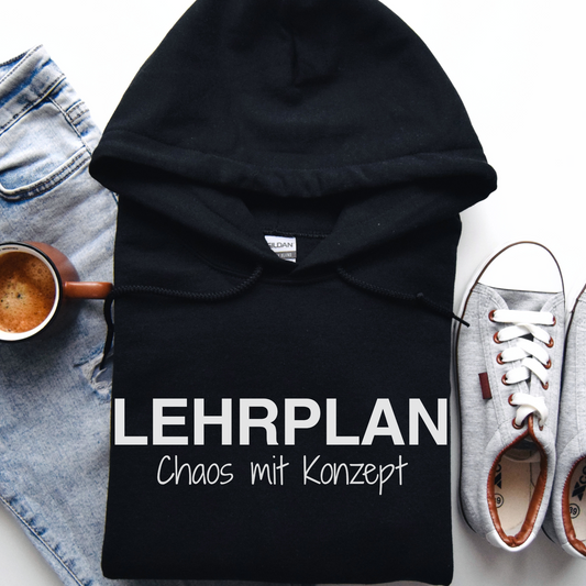 Schwarzer Hoodie flach ausgelegt mit weißem Aufdruck "LEHRPLAN Chaos mit Konzept" - witziges Lehrergeschenk und perfekter Hoodie für modernen Lehrerbedarf. 