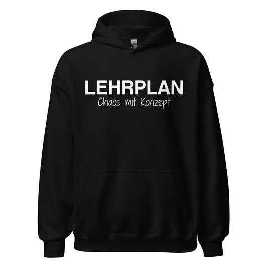 Vorderansicht eines schwarzen Hoodies mit weißem Schriftzug "LEHRPLAN Chaos mit Konzept" - ideales Lehrergeschenk und stylischer Begleiter für den Lehrerbedarf. 